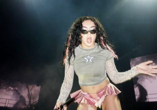 Memes, ρούχα και ατάκες – Φέτος ήταν η χρονιά της Charli xcx και του «Brat»