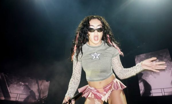 Memes, ρούχα και ατάκες – Φέτος είναι η χρονιά της Charli xcx και του «Brat»