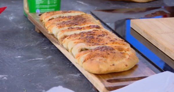 Συνταγή: Calzone με ντομάτα, μοτσαρέλα και μπέικον