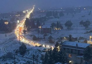 Αράχωβα: Ηλεκτρικά αυτοκίνητα κόλλησαν στο χιόνι – Η ανακοίνωση της ΕΛ.ΑΣ