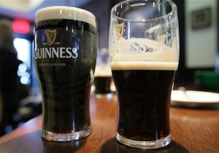 Guinness: Υψηλή η ζήτηση από τη Gen Z – Ξεμένει από αποθέματα η ιρλανδική μπίρα;