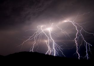 Έκτακτο δελτίο καιρού από την ΕΜΥ: Έρχονται ισχυρές καταιγίδες και χαλοζοπτώσεις