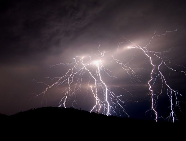 Έκτακτο δελτίο καιρού από την ΕΜΥ: Έρχονται ισχυρές καταιγίδες και χαλοζοπτώσεις