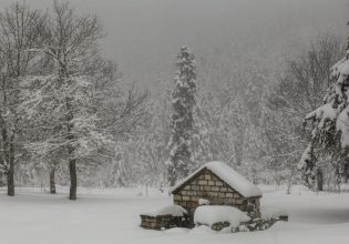 Κακοκαιρία: Ποιες περιοχές έχουν ντυθεί στα λευκά, πού χρειάζονται αλυσίδες – Δείτε live χάρτη