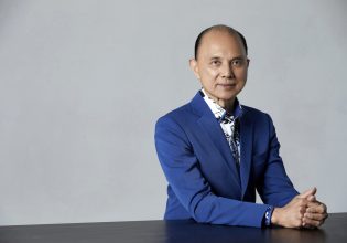 Ο Jimmy Choo προετοιμάζει την επόμενη γενιά σχεδιαστών – Ο ρόλος της τεχνητής νοημοσύνης στη μόδα