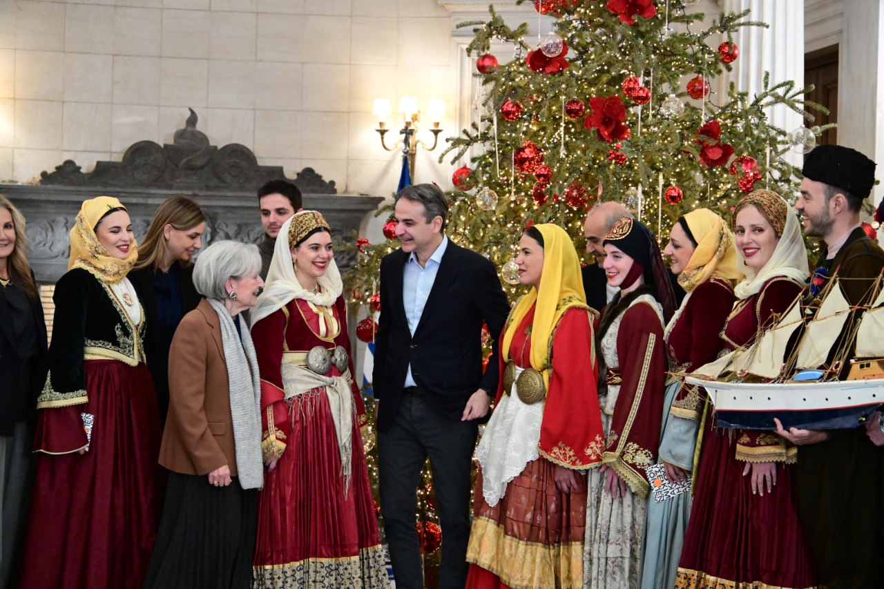 Φωτογραφία όπου απεικονίζεται ο Κυριάκος Μητσοτάκης ανάμεσα σε γυναίκες από το Λύκειο Ελληνίδων