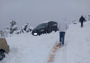 Όλυμπος: Οικογένειες κόλλησαν σε καταφύγιο με ΙΧ λόγω ισχυρής χιονόπτωσης – Επιχείρηση απεγκλωβισμού