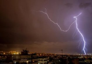 Καταιγίδα: Ξέσπασε στην Αθήνα με κεραυνούς και έντονη βροχόπτωση