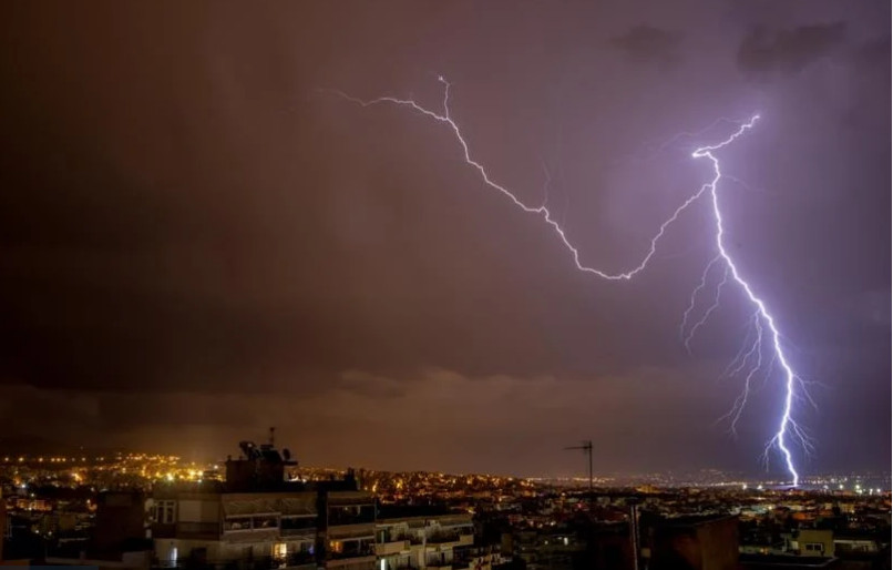 Καταιγίδα: Ηρθε στην Αθήνα με κεραυνούς και έντονη βροχόπτωση