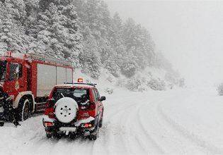 Λάρισα: Οχήματα εγκλωβίστηκαν σε ορεινά χωριά λόγω έντονης χιονόπτωσης