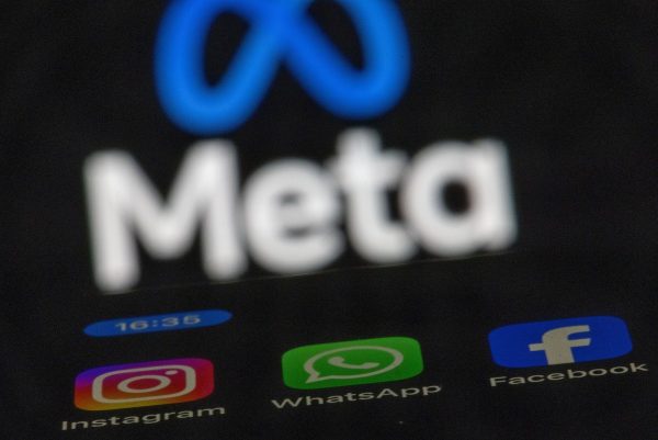 Σοβαρά προβλήματα σε Facebook, Instagram και WhatsApp