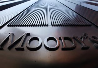 Γαλλία: Ο Moody’s υποβάθμισε το αξιόχρεό της επικαλούμενος τον «πολιτικό κατακερματισμό της»