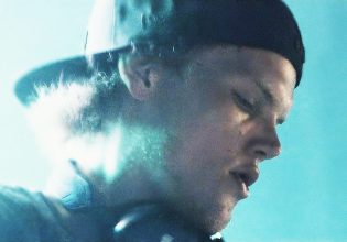 6 χρόνια μετά την αυτοκτονία του, ο Avicii λέει επιτέλους την ιστορία του