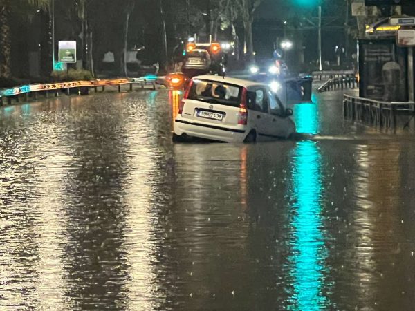 Καιρός: Χιόνια και προβλήματα στο οδικό δίκτυο – Πλημμύρισε η Λεωφόρος Ποσειδώνος