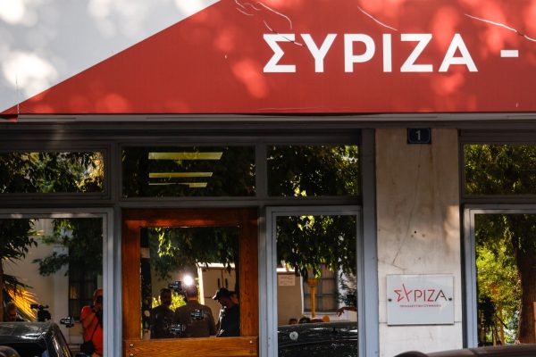 Ο ΣΥΡΙΖΑ μαζεύει τα κομμάτια του, ο Νίκος κοιτάζει τα κιτάπια του