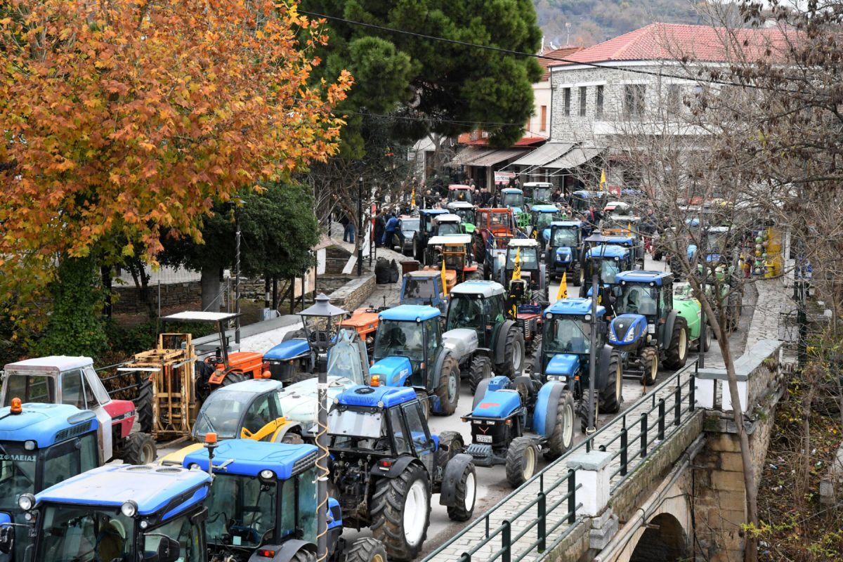 Αγρότες: Βγάζουν τα τρακτέρ στις πλατείες – Πότε κλιμακώνουν τις κινητοποιήσεις