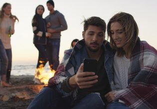 Gen Z: Τα dating apps δεν είναι πλέον κουλ – Γιατί τους γυρίζει την πλάτη