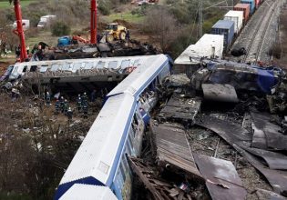 Τέμπη: «Δεν έπρεπε να με αφήσουν μόνο στη βάρδια» – Τι υποστήριξε ο σταθμάρχης στη συμπληρωματική του απολογία