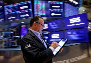 Wall Street: Ο Τραμπ χτύπησε το καμπανάκι αλλά έφερε… απώλειες στην αγορά