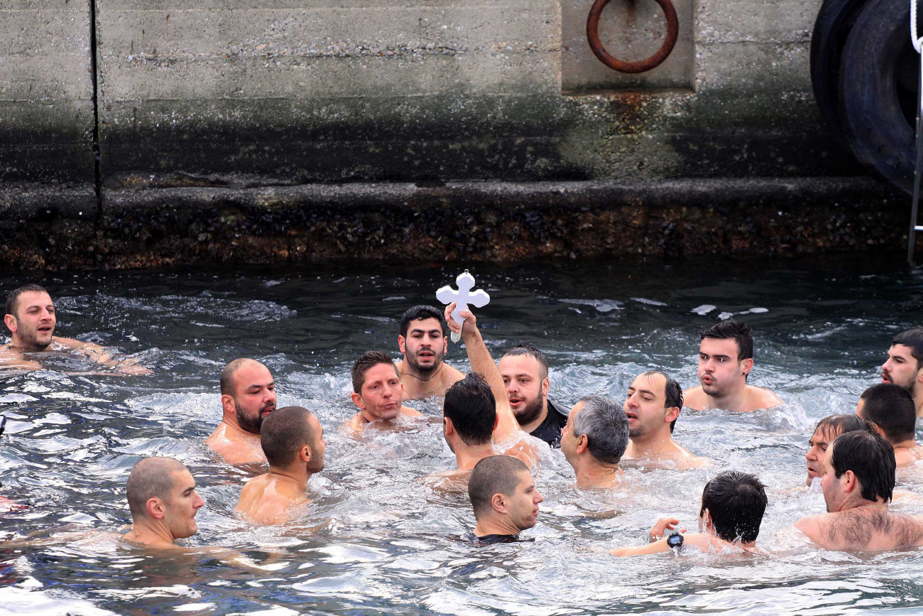 Εικόνα που δείχνει βουτηχτάδες στην Καβάλα κατά την τελετή αγιασμού των υδάτων τα Θεοφάνεια