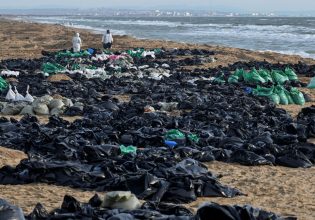 Εξαπλώνεται η πετρελαιοκηλίδα στη Μαύρη Θάλασσα – Παραμένει σε κατάσταση έκτακτης ανάγκης η Ρωσία