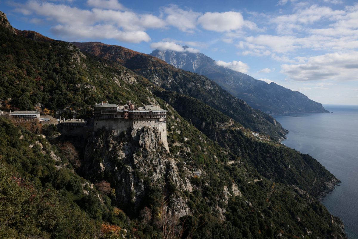 Η Ιερά Μονή Σίμωνος Πέτρα υψώνεται πάνω από τους γκρεμούς του Αγίου Όρους (Reuters /Alexandros Avramidis)