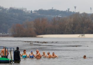 Οι Ουκρανοί γιορτάζουν τα Θεοφάνεια στον παγωμένο ποταμό Δνείπερο