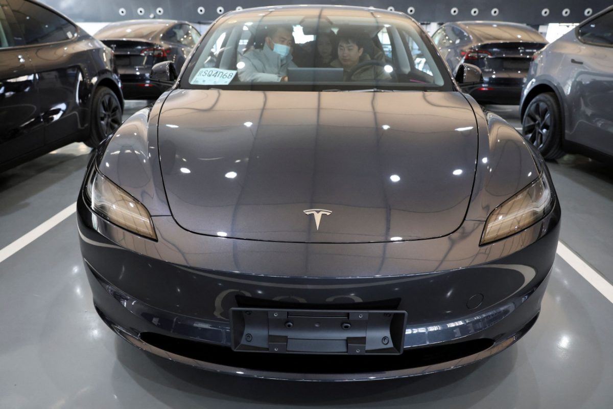 Έρευνα κατά της Tesla για τη λειτουργία που φέρνει το αυτοκίνητο στον οδηγό