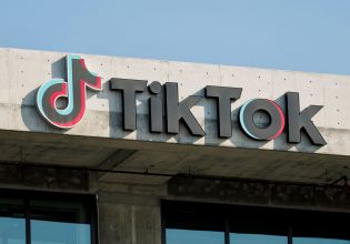 Ποιος θα πάρει το TikTok; Φήμες θέλουν τους μνηστήρες να κάνουν ουρά