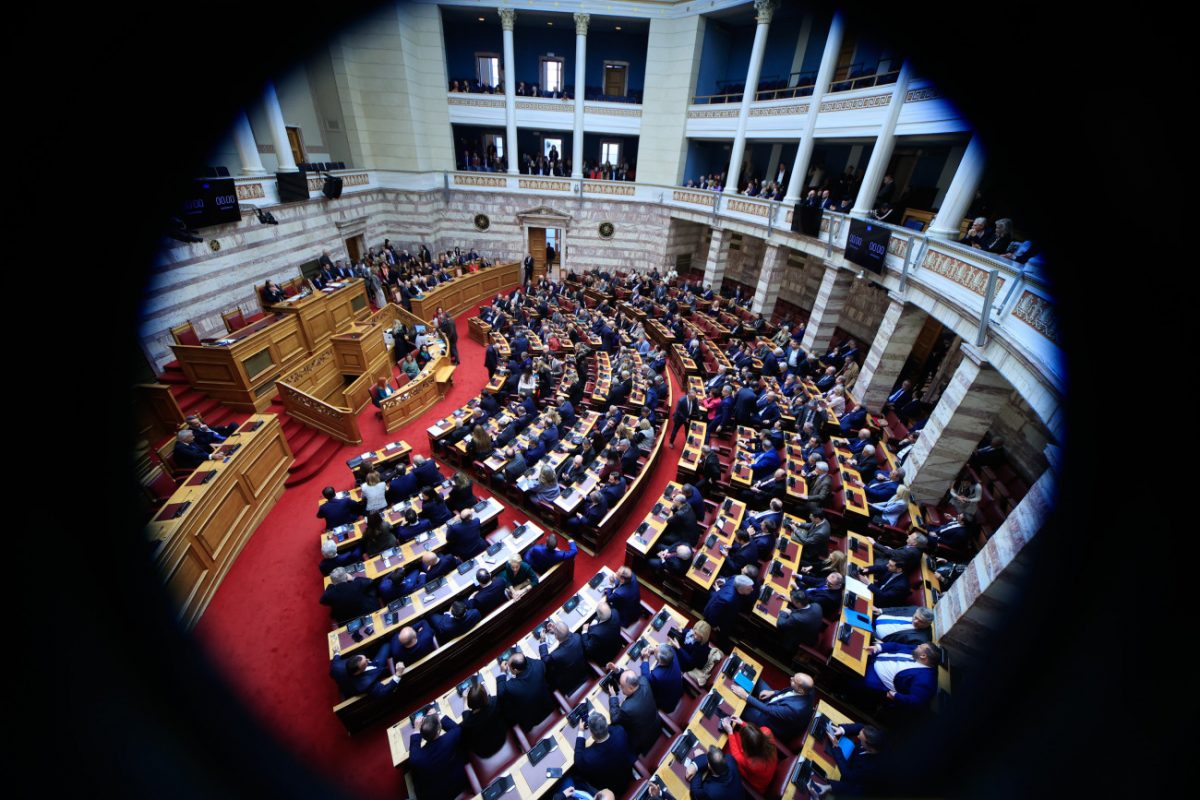 Στα χαρακώματα ξανά κυβέρνηση και αντιπολίτευση με φόντο την προεδρική εκλογή