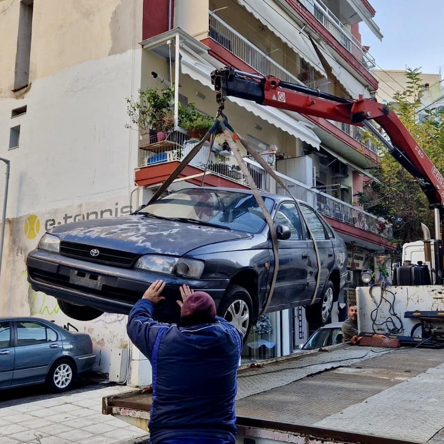 Αδειάζει τον δημόσιο χώρο από εγκαταλελειμμένα οχήματα ο Δήμος Θεσσαλονίκης