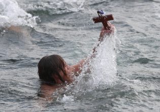 Θεσσαλονίκη: Με λαμπρότητα η τελετή καθαγιασμού των υδάτων – 11χρονος έλαβε τιμητικά τον χρυσό σταυρό