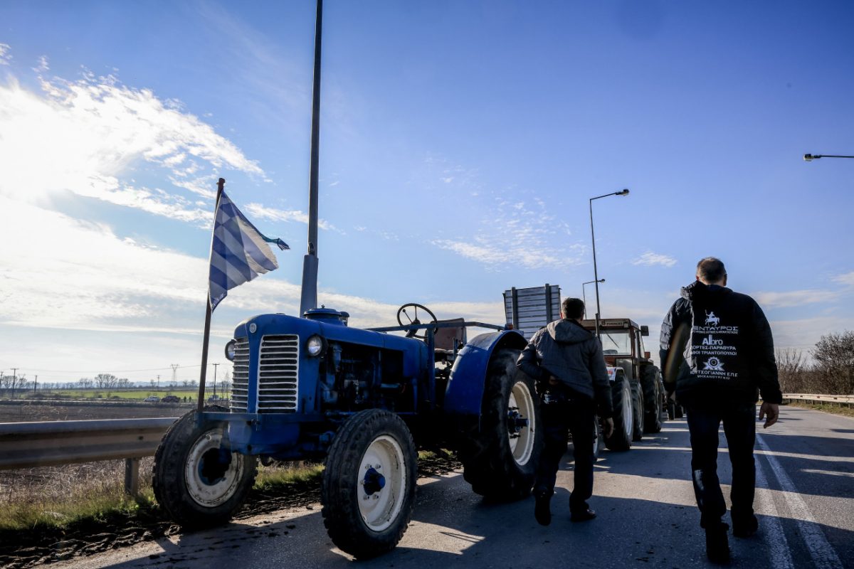 «Τραυμάτισαν αστυνομικό» – Τι λέει η ΕΛ.ΑΣ. για τα χημικά στους αγρότες