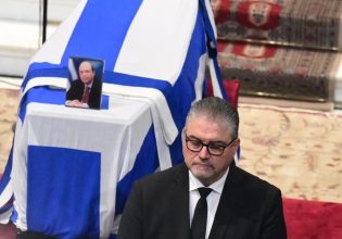 Κώστας Σημίτης: Ποιος είναι ο άνθρωπος που στεκόταν «φρουρός» δίπλα στη σορό του;