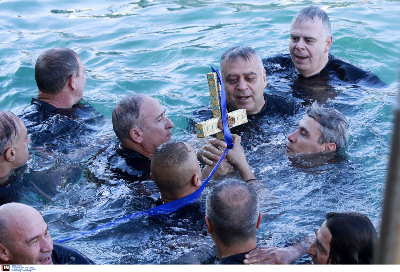 Θεοφάνεια: Με λαμπρότητα ο καθαγιασμός των υδάτων στον Πειραιά