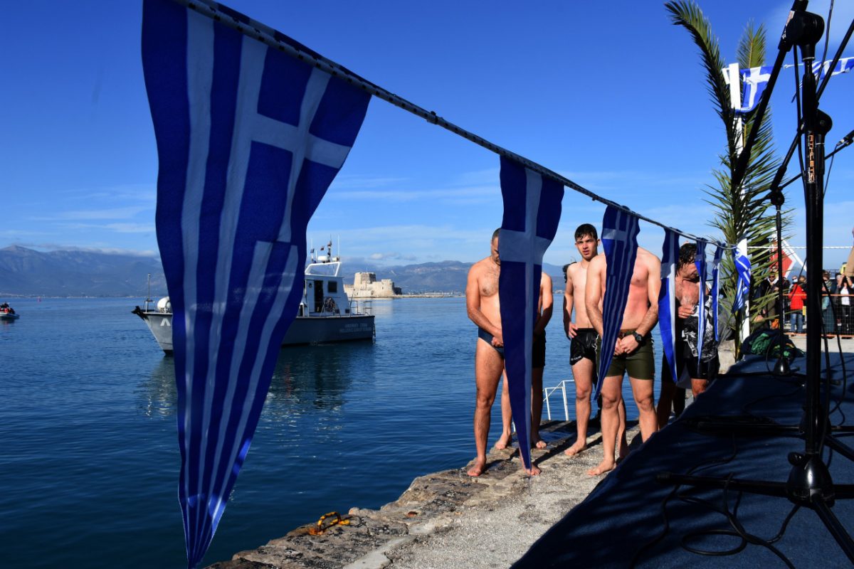 Θεοφάνεια: Οι βουτηχτάδες και τα έθιμα που αναβιώνουν ανά την Ελλάδα