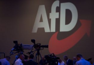 Γερμανία: Το AfD προκαλεί με ξενοφοβικά φυλλάδια σε σχήμα αεροπορικού εισιτηρίου