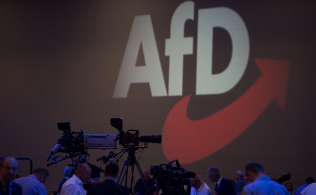 Γερμανία: Το AfD προκαλεί με ξενοφοβικά φυλλάδια σε σχήμα αεροπορικού εισιτηρίου