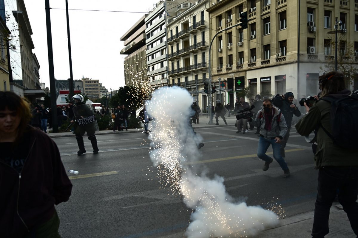 Τέμπη: «Ποιος έδωσε την εντολή να διαλύσουν τη συγκέντρωση στο Σύνταγμα;» – Πατέρας θύματος ξεσπά