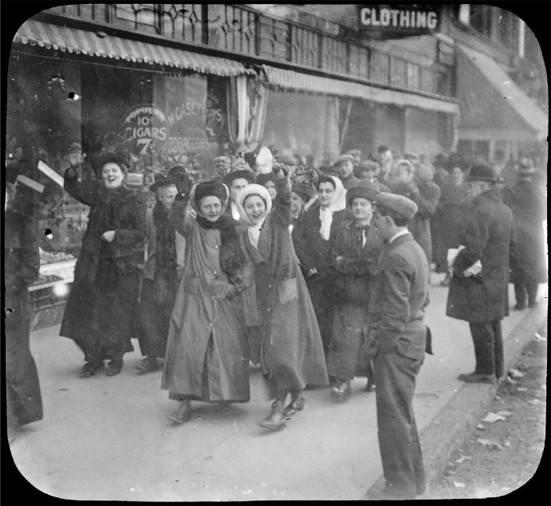 «Οι εργάτριες πρέπει να έχουν ψωμί, αλλά πρέπει να έχουν και τριαντάφυλλα»