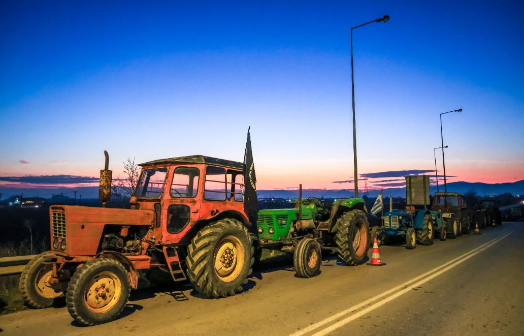 Αγρότες: Πληθαίνουν και ενισχύονται τα μπλόκα – Τα επόμενα βήματα