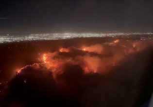 Νότια Καλιφόρνια: Δύο νεκροί από τις τεράστιες πυρκαγιές που καίνε ανεξέλεγκτες