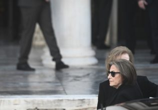 Κώστας Σημίτης: Η σύζυγος του πρώην πρωθυπουργού Δάφνη αποποιείται τη σύνταξή του