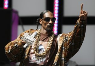 «Είμαι ακόμα 100% μαύρος» -Η απάντηση του Snoop Dogg σε όσους τον κρίνουν για την εμφάνιση στο Crypto Ball