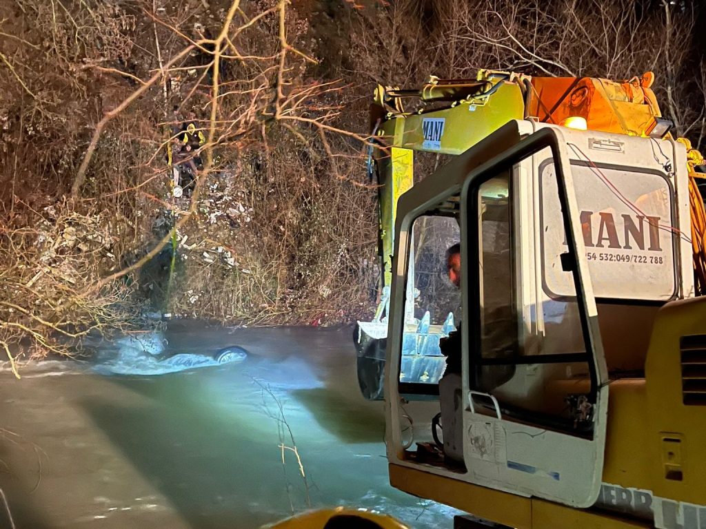 Βόρεια Μακεδονία: Ανασύρθηκαν 3 πτώματα γυναικών μετά από πτώση αυτοκινήτου στον Αξιό