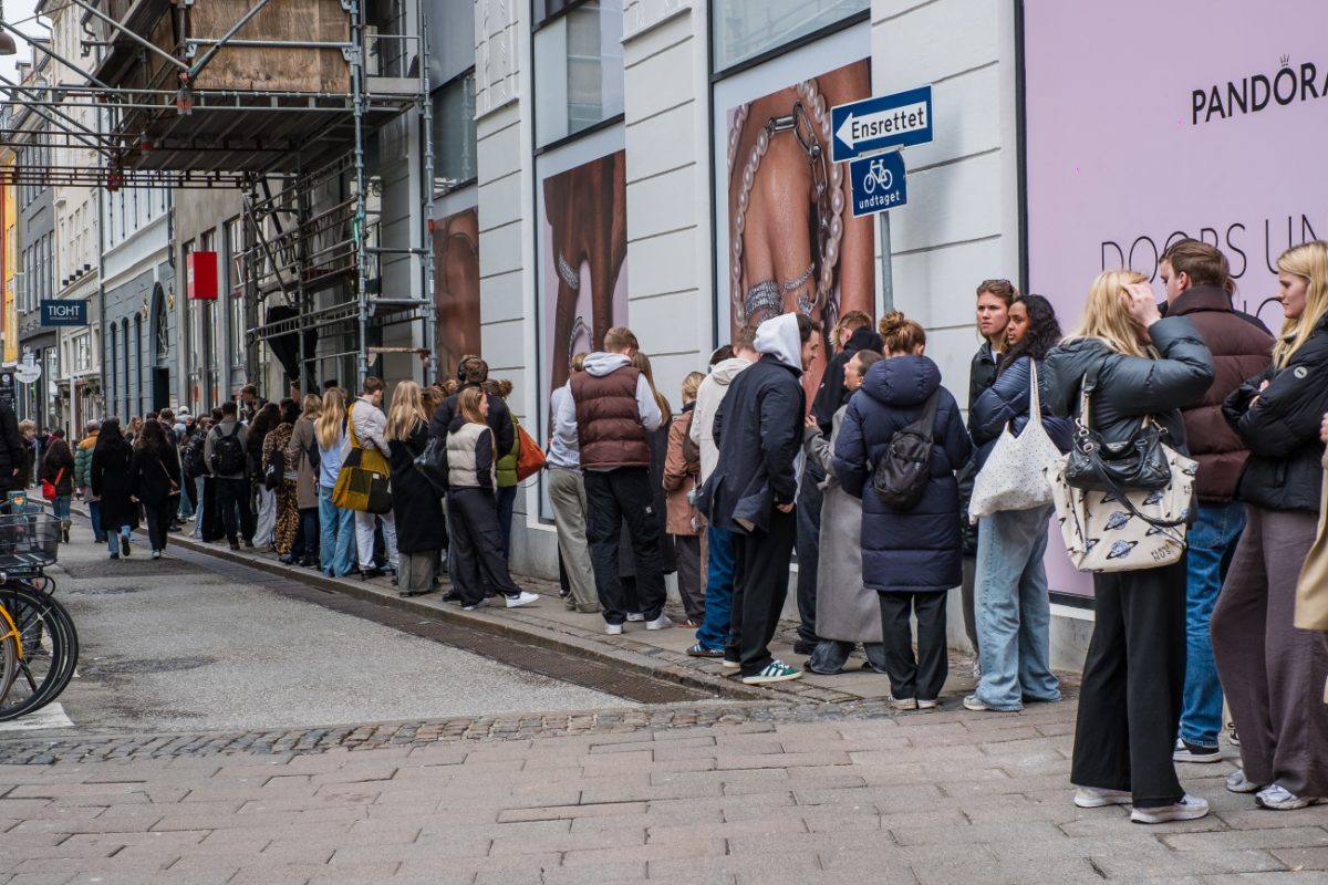 Line sitters: Το νέο επάγγελμα που «σαρώνει» και μετατρέπει την αναμονή σε… χρήματα