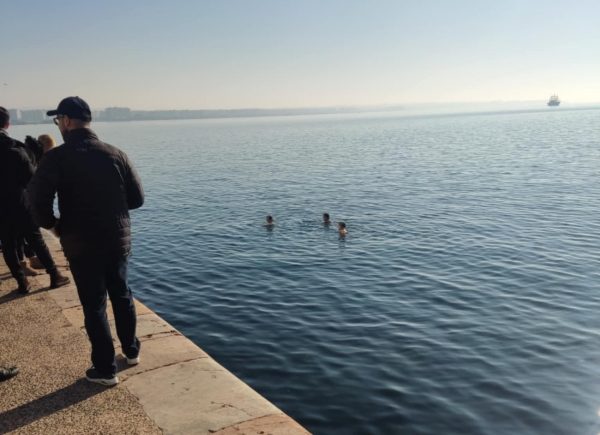 Φοιτήτριες βούτηξαν στον Θερμαϊκό για το πρώτο μπάνιο του 2025