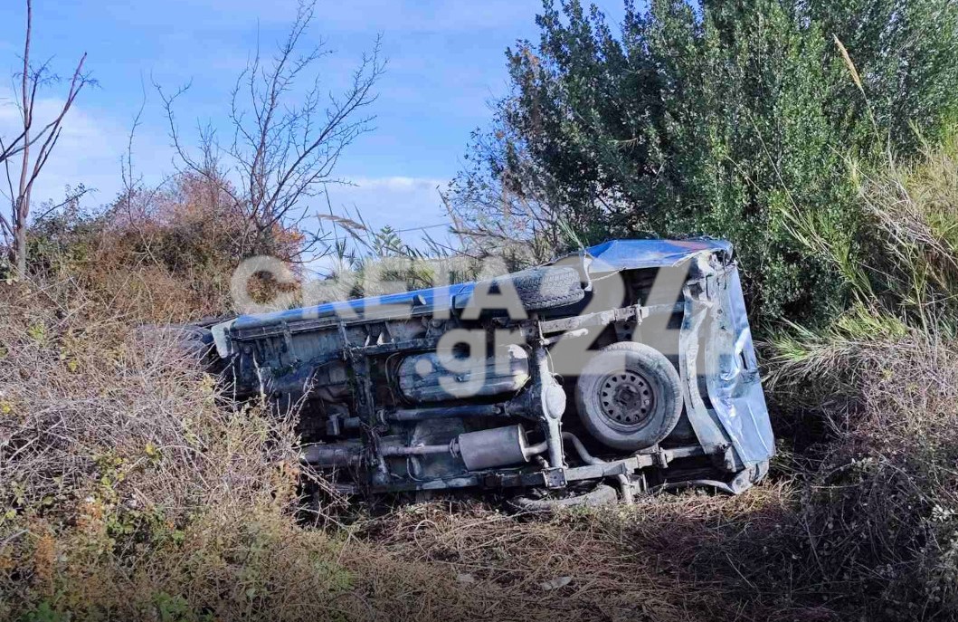 Εικόνα που δείχνει το αυτοκίνητο όπου έχασε τη ζωή του ο άτυχος 73χρονος στο Ηράκλειο