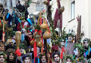 Θεοφάνεια: Αυτά είναι τα πιο εντυπωσιακά έθιμα σε όλη την Ελλάδα