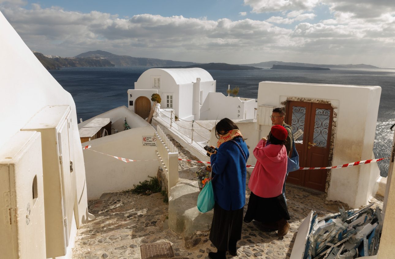 Εικόνα που δείχνει τουρίστες στη Σαντορίνη